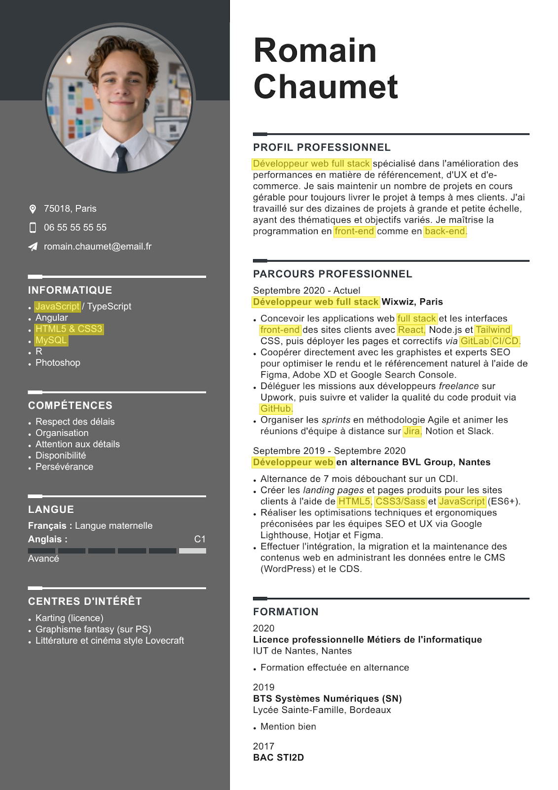 CV de développeur web avec mise en évidence des mots-clés