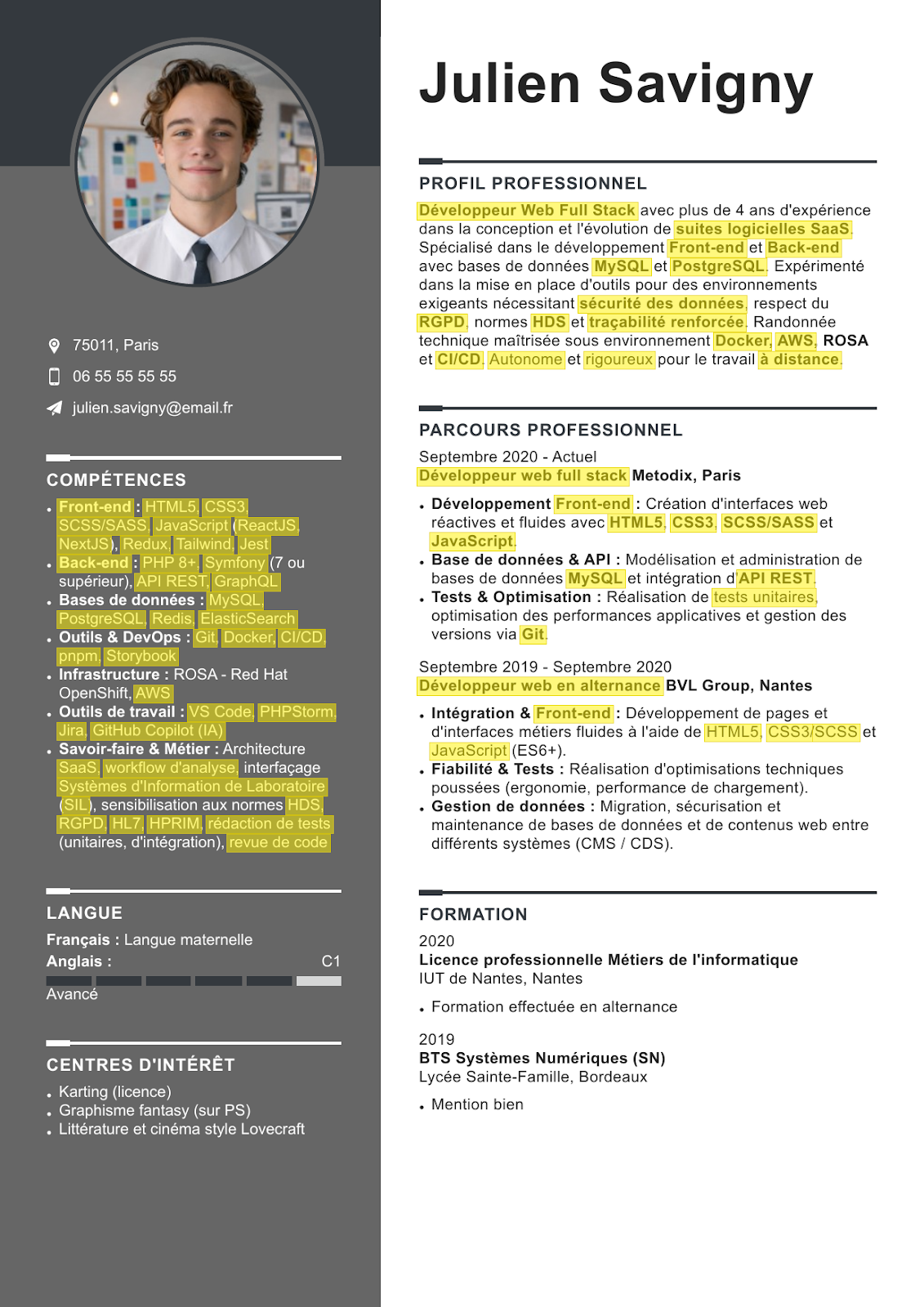 Modèle de CV de développeur web avec mise en évidence des mots-clés dans différentes rubriques