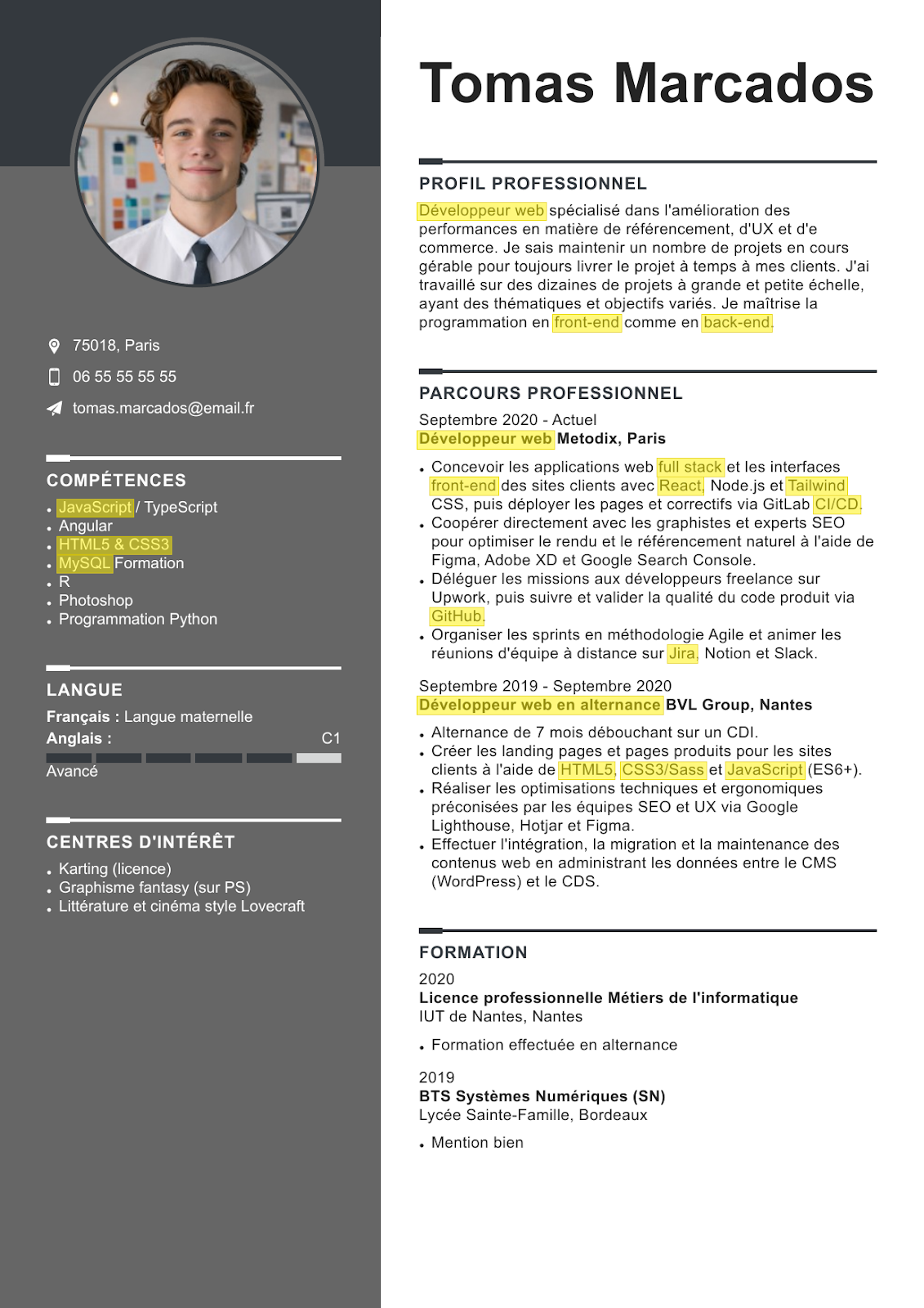 CV de développeur web avec titre de CV différent du titre de l'offre d'emploi et mise en évidence des mots-clés