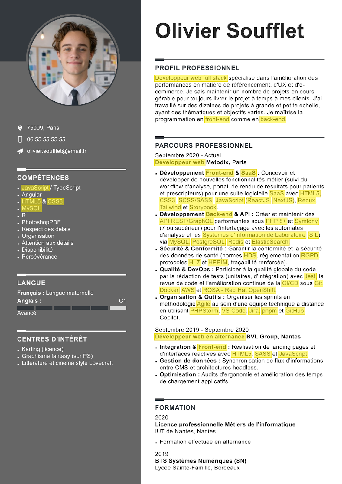 CV de développeur web avec mise en évidence des mots-clés dans la section expérience