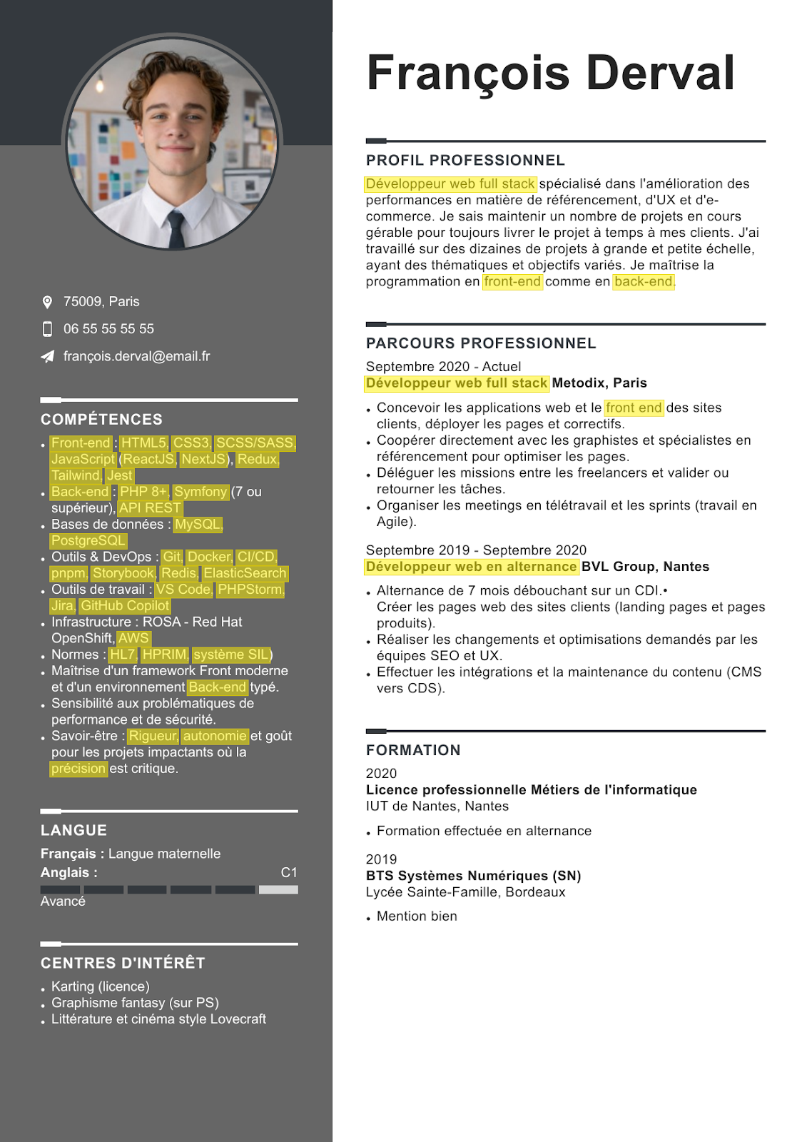 CV de développeur web avec mise en évidence des mots-clés dans la section compétences
